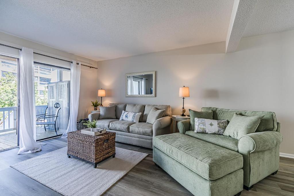 First Floor Condo - Walking distance to beach and pools!, Harbor Island