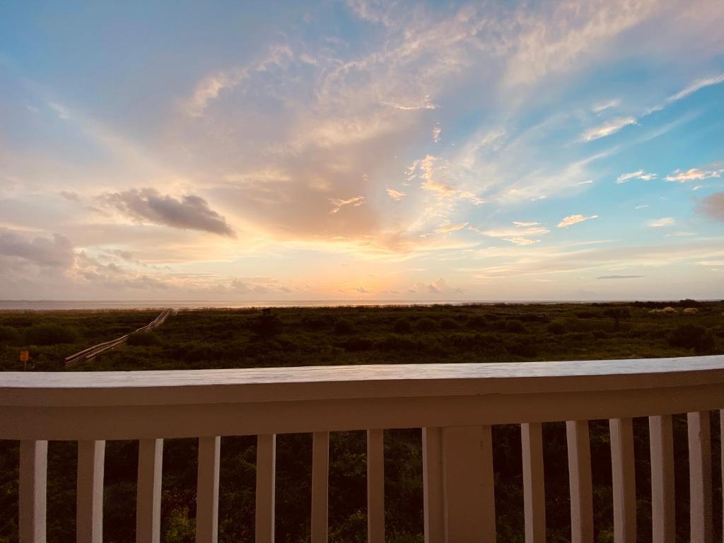 OCEANFRONT K Building!! Incredible views. Steps from the Beach, Harbor Island