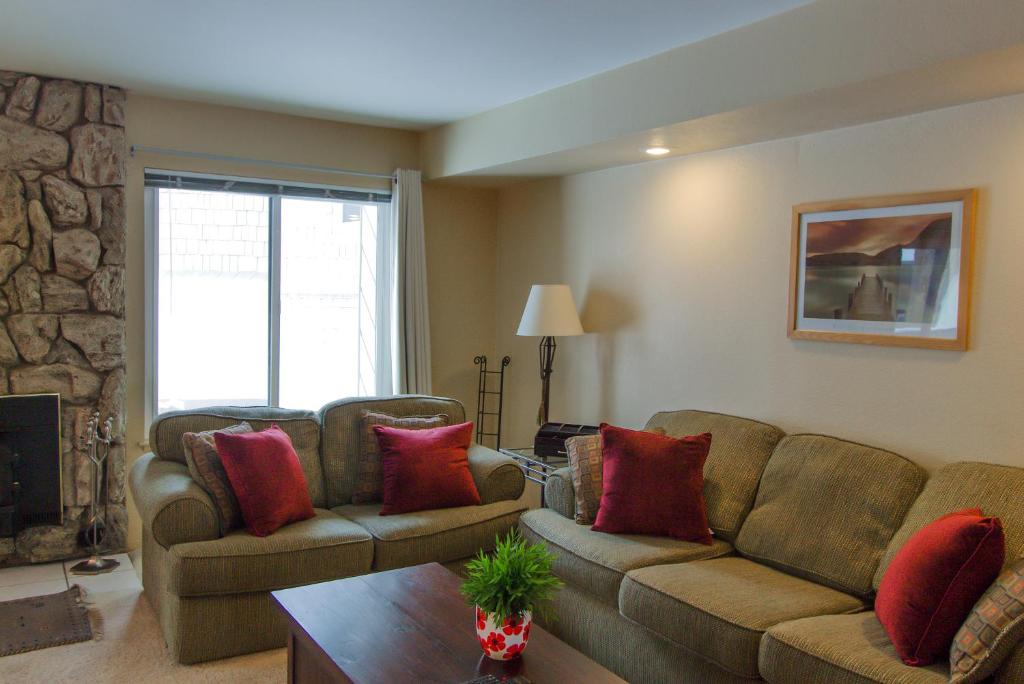 Horizons 4 131, Mammoth Lakes