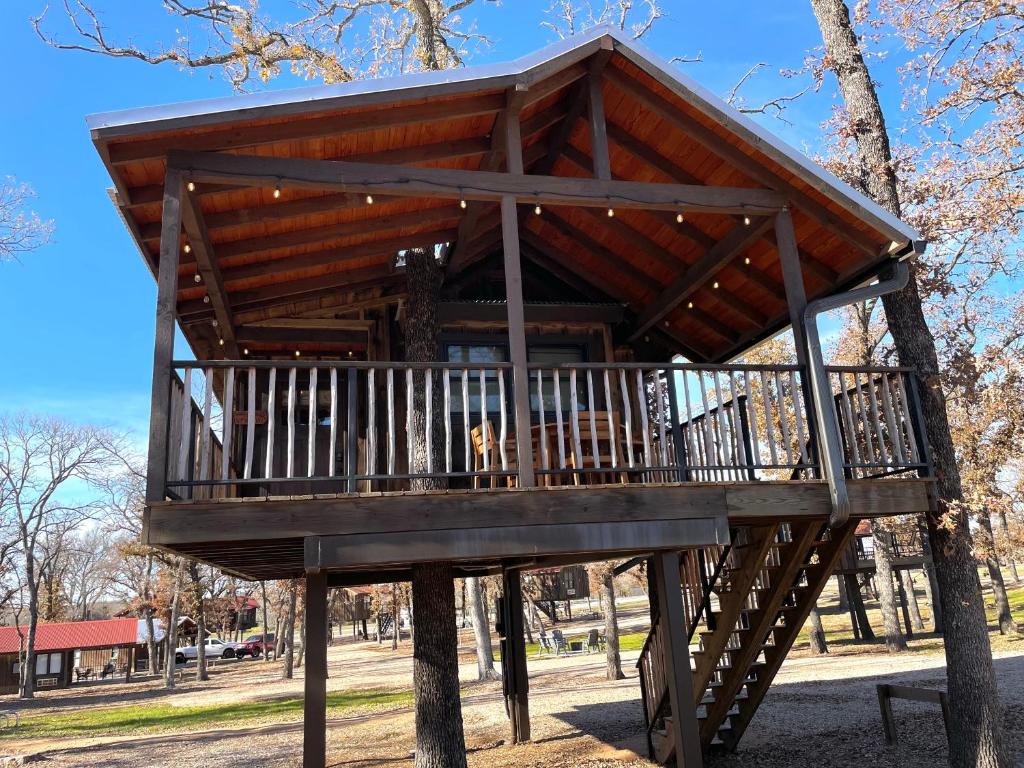Meadowlark Treehouse 15 MIN to MagnoliaBaylor, Elm Mott