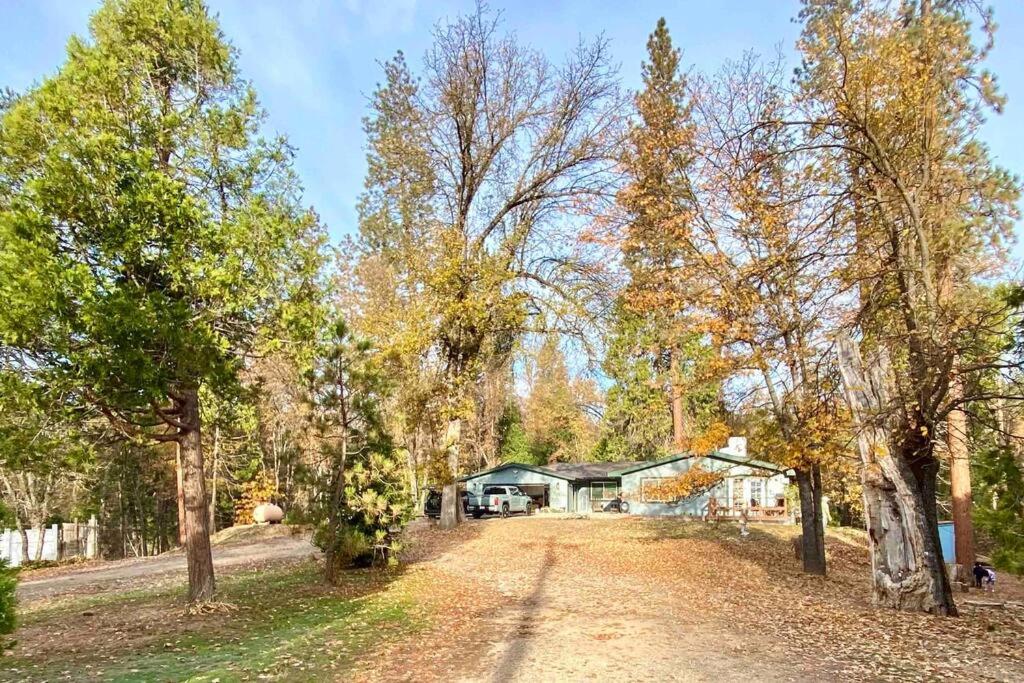Near Yosemite, A Tranquil Getaway with Creek Frontage, Oakhurst