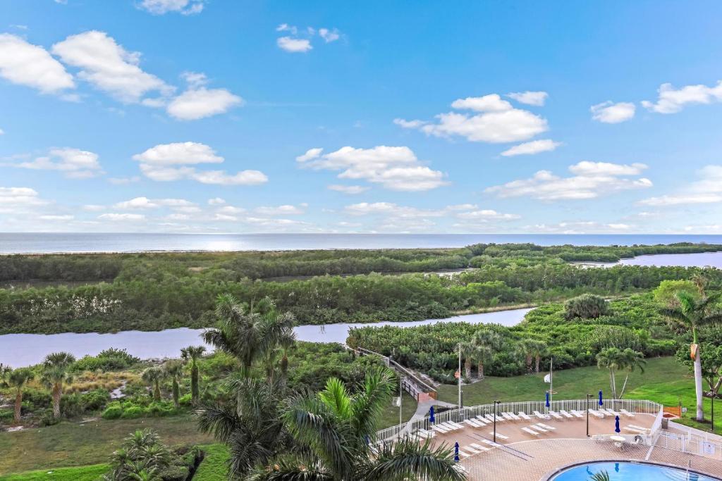 Beachfront condo with pool/gym/grills/pickleball, Marco Island