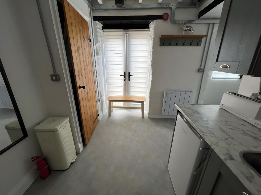 The Dog House, Mere photo 6