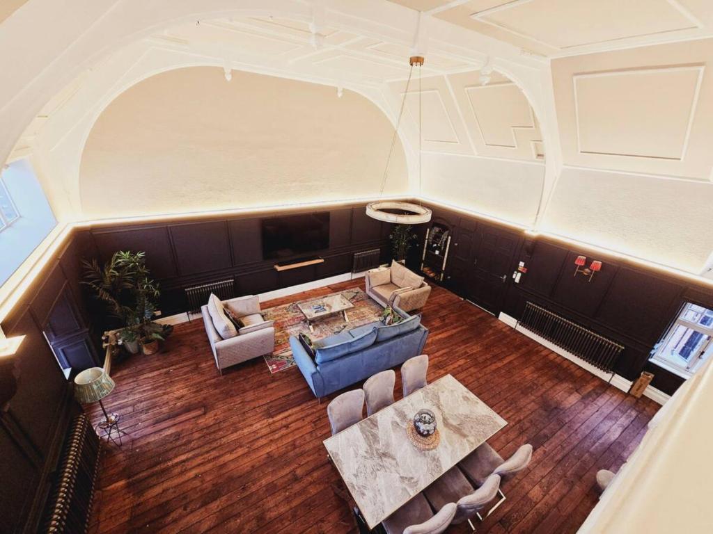 Pass the Keys Unique town centre apartment with vaulted ceiling, Shrewsbury