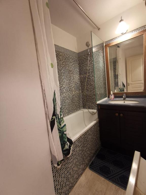Cannes Riviera Stay - Balcony - 2min to Beach - AC - WIFI - Pool - 2