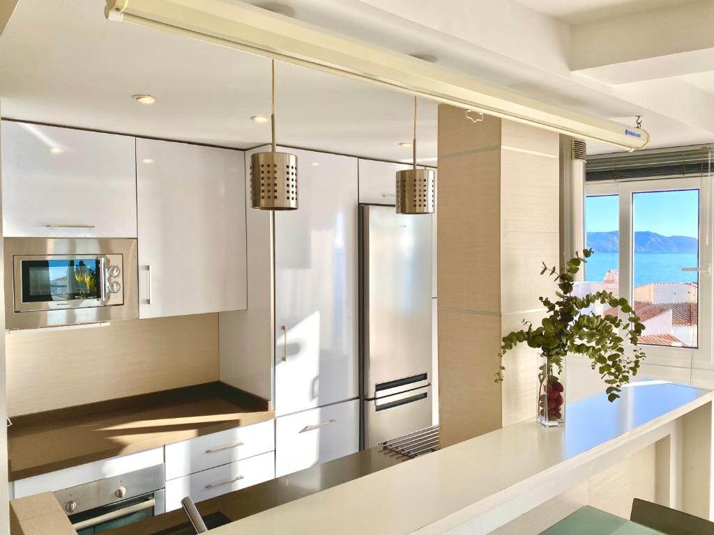 Modern apartment stunning sea views and pool - 5