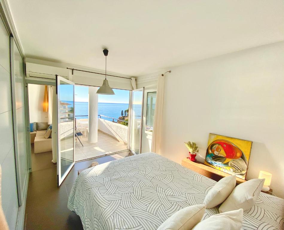 Modern apartment stunning sea views and pool - 4