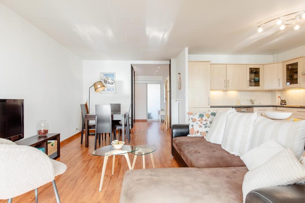 Bright 2 Bed Apt in Cannes, 10 min to Palais - 2
