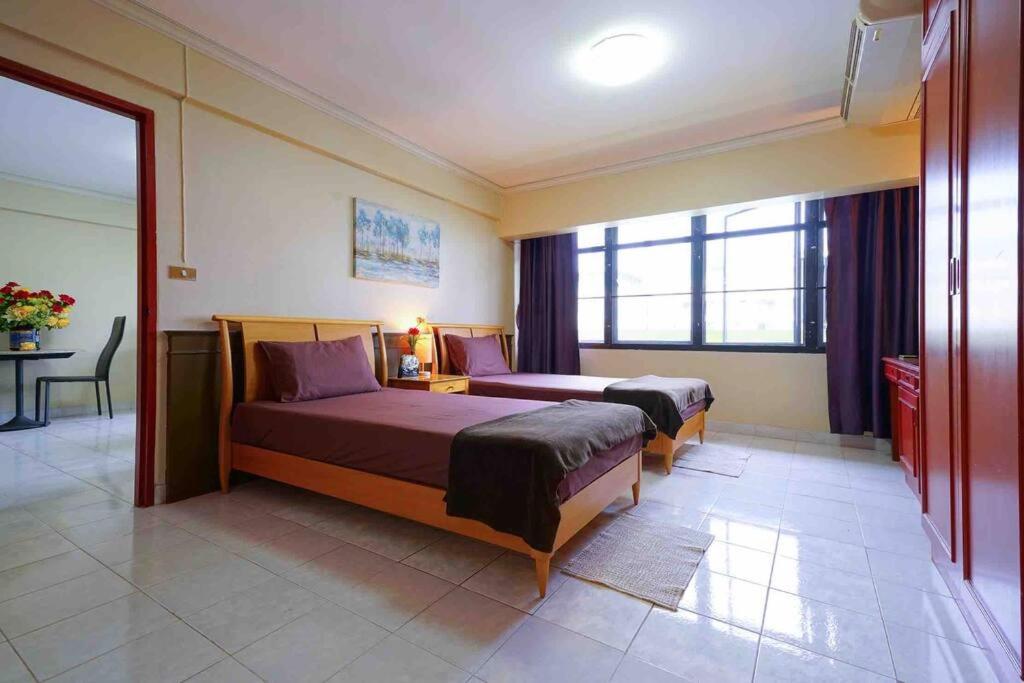 Bright Spacious 1BR center BKK w/twin bed+couch