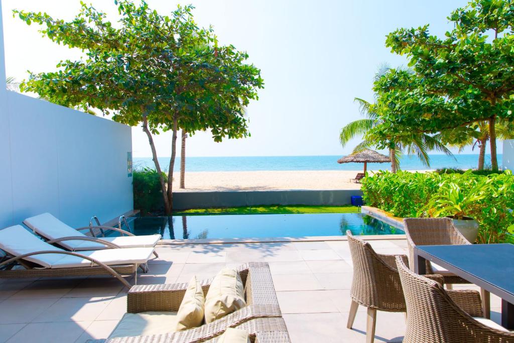 Beachfront 4 Bedrooms villa Sanctuary Ho Tram