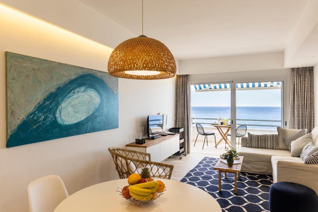 Stunning Sea View Apartment - 3