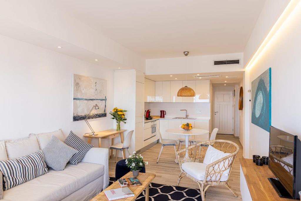 Stunning Sea View Apartment - 5