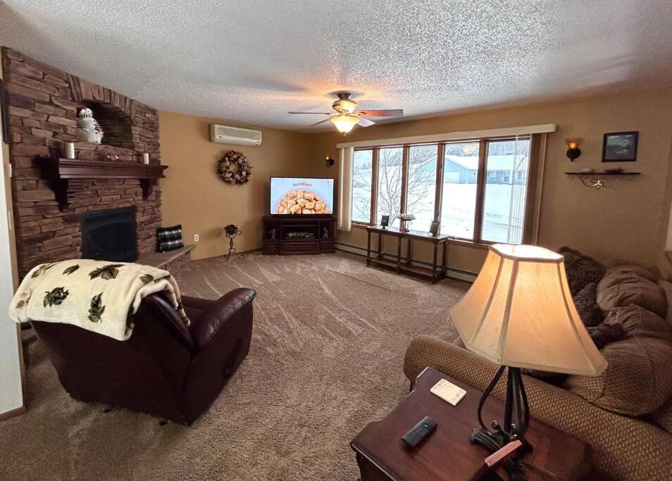 Cinnebar Hideaway ~ Private & Close to Ski Hills