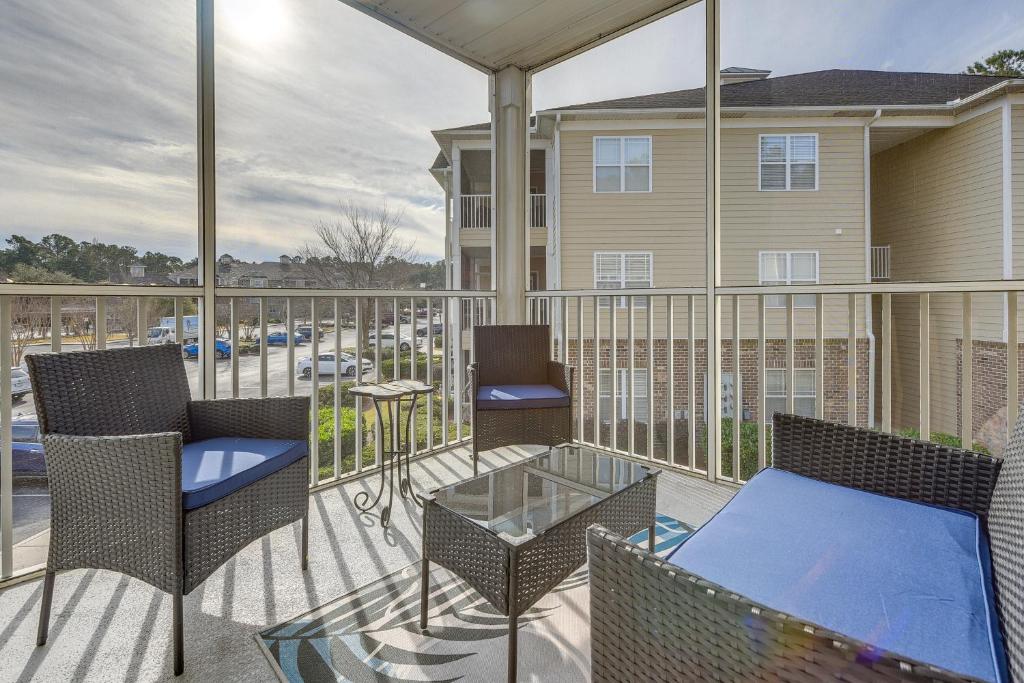 Lovely Calabash Condo with Balcony, 11 Mi to Beach!, Calabash