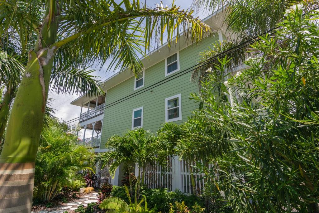 Bliss & Tonic Both, Bradenton Beach