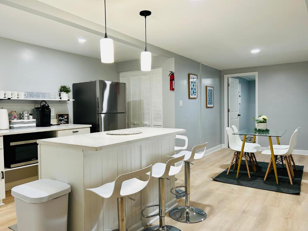 Comfy Lower Lvl Apt with Jetted Tub Near Uptown and UNC, Charlotte