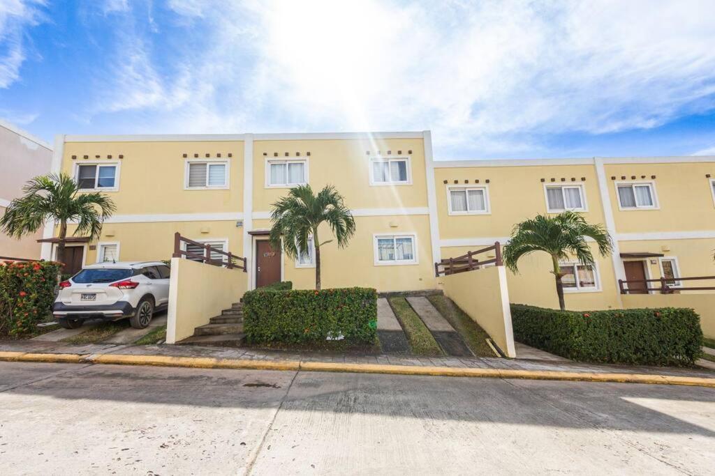 Spotless 3 BRs house w/ pool, Roatán