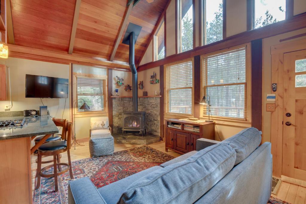 Less Than 1 Mi to Beach Peaceful Studio with Deck in Tahoma, Tahoma