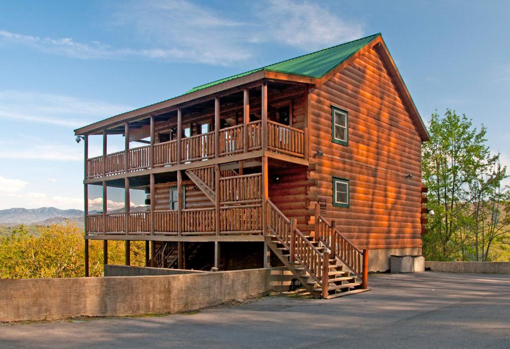 Magical Moose, 7bdrm 7bath, Specials, Free Tickets, Elevator, Hot Tub, Pigeon Forge