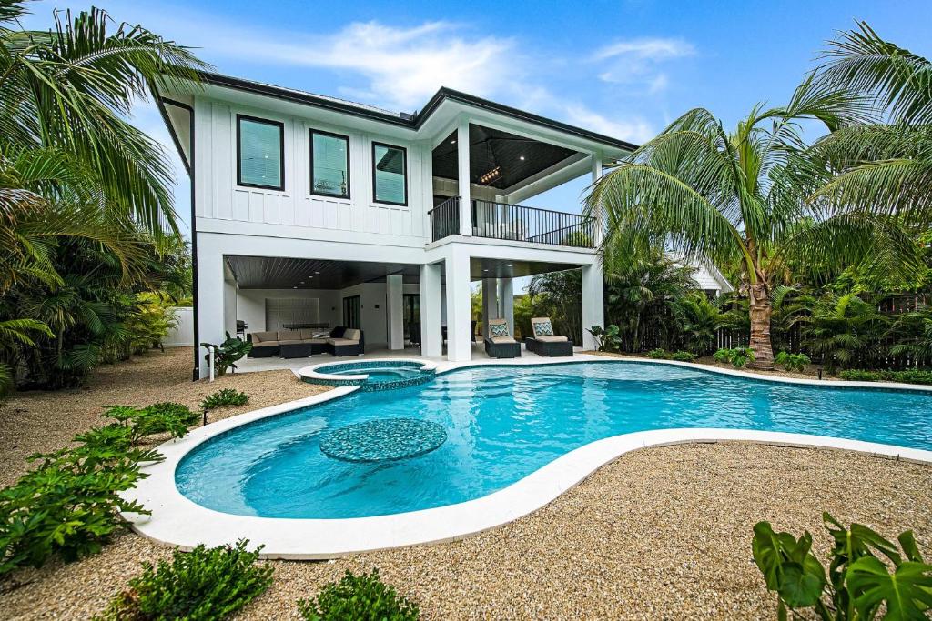 A Wave From It All, Anna Maria