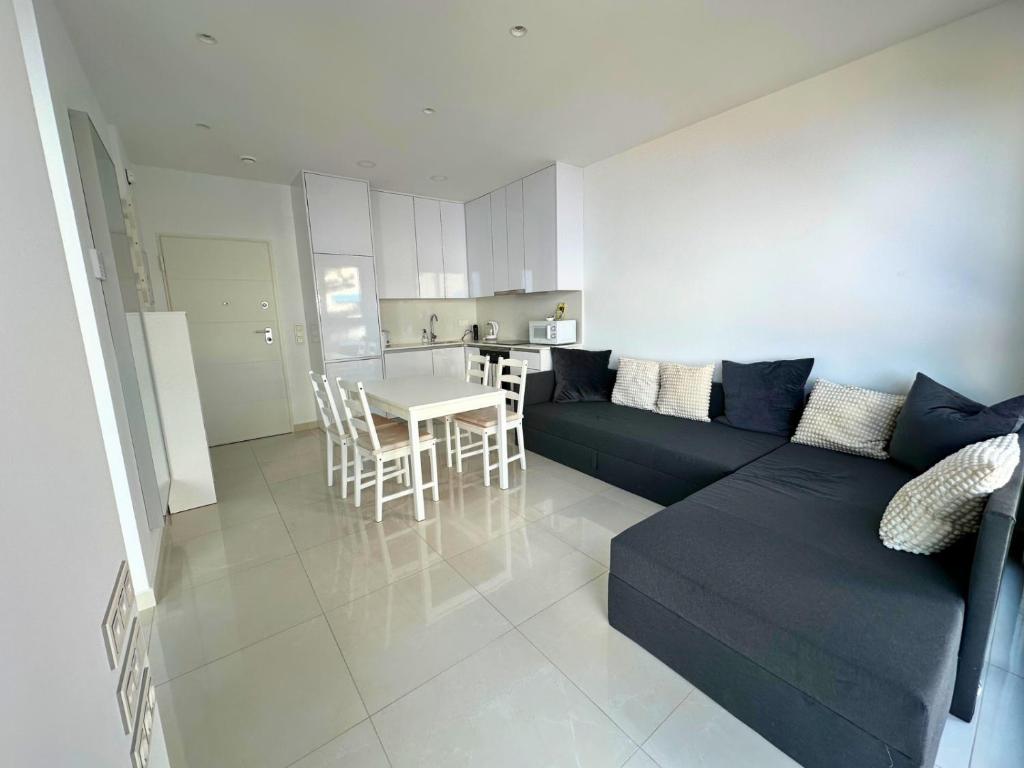 Apartamento Moderno: Primera Línea en Los Locos - 2