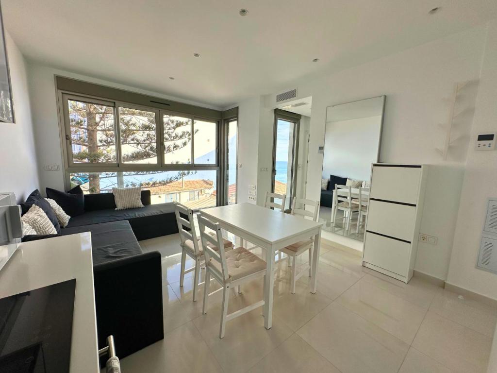 Apartamento Moderno: Primera Línea en Los Locos - 3