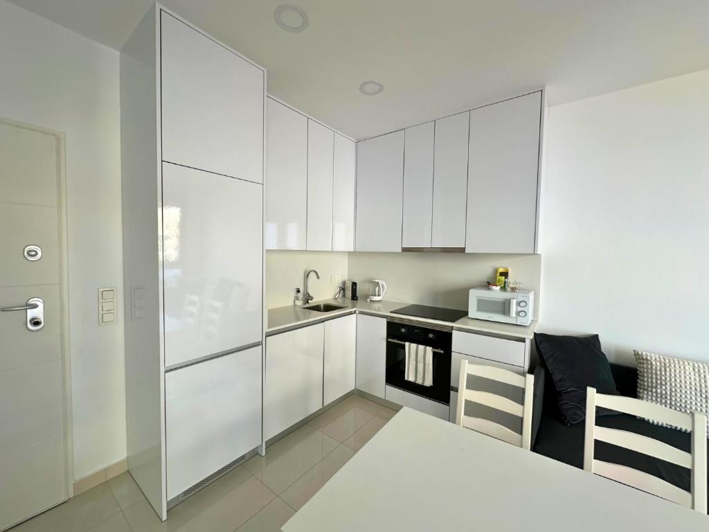 Apartamento Moderno: Primera Línea en Los Locos - 4