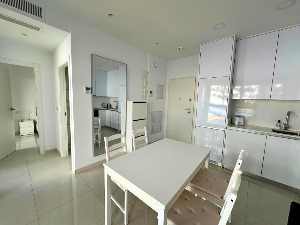 Apartamento Moderno: Primera Línea en Los Locos - 5