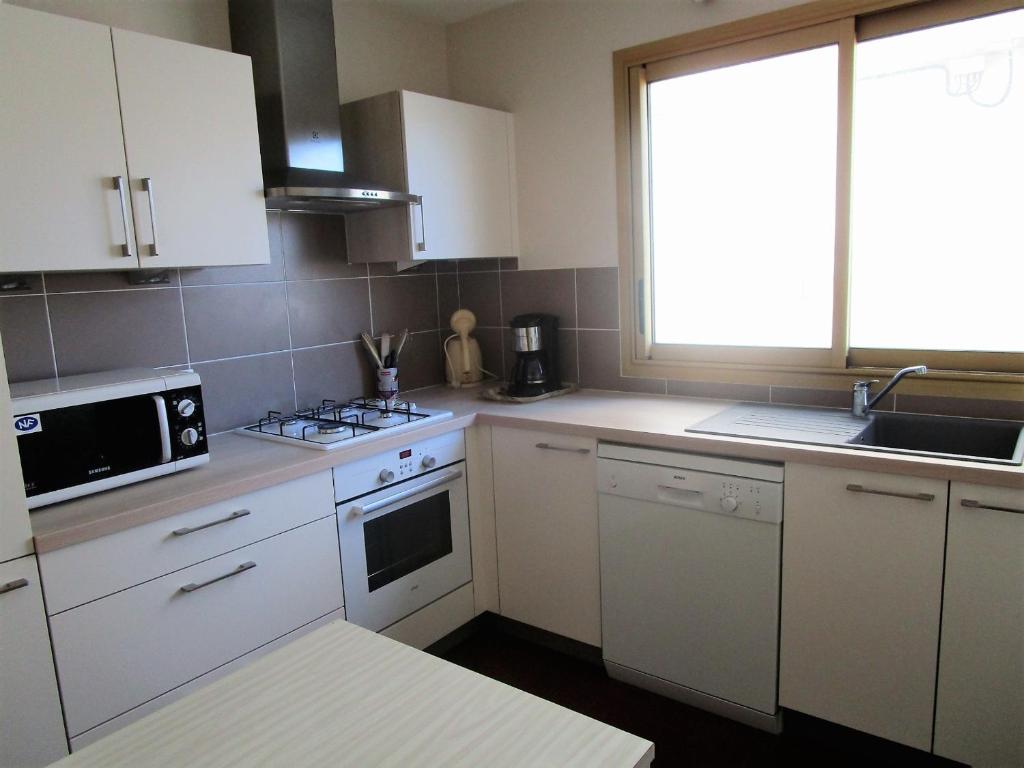 Appartement 4 pièces avec balcon face mer, proche plage et commerces, idéal famillies - FR-1-197-199 - 5