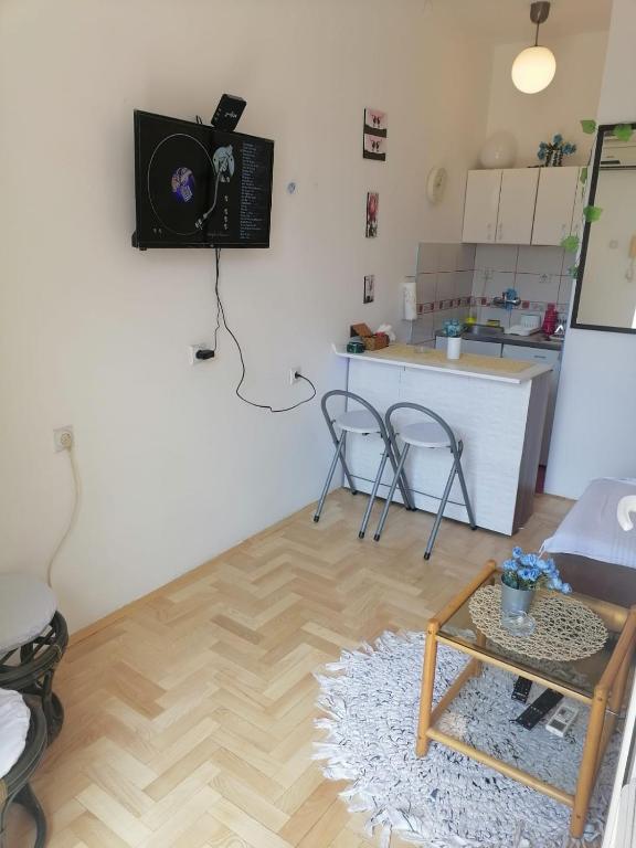 Small low cost studio - 5