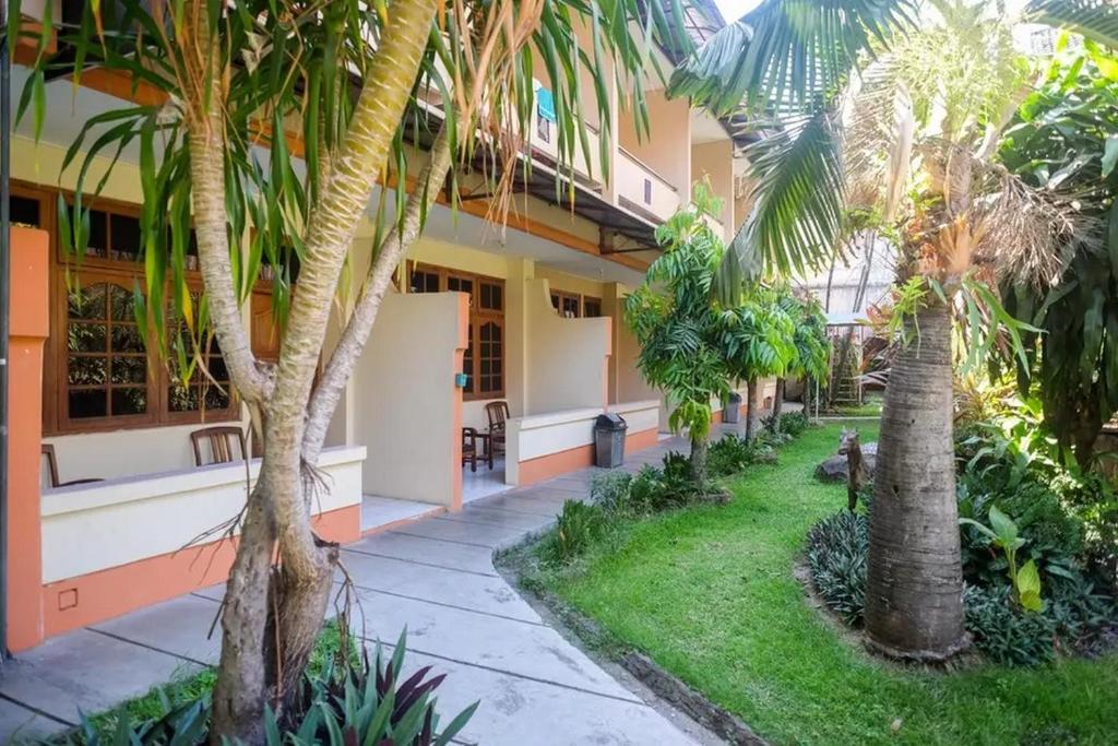 เรดดอร์ซ พลัส แอท ลาเวยัน (RedDoorz Plus @ Laweyan)