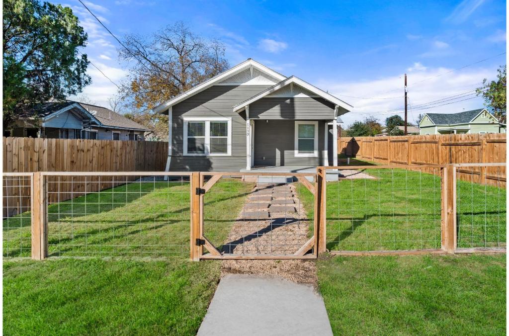 Step into Comfort in this 3BR2BA Downtown Retreat, San Antonio