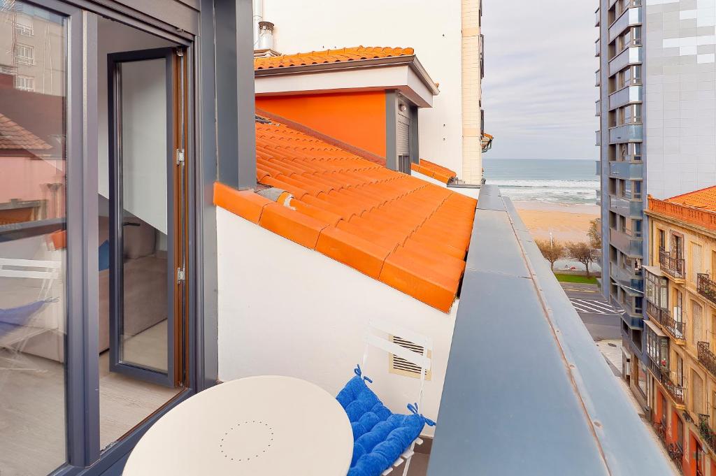 Ático con terraza en playa de San Lorenzo - 2