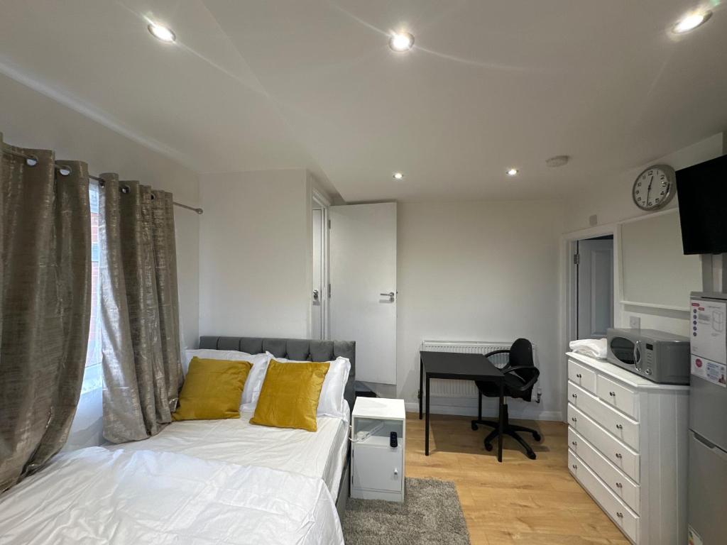 1st Studio Flat With full Private Toilet And Shower With its Own Kitchenette in Keedonwood Road Bromley A Fully Equipped Independent Studio Flat, Bromley