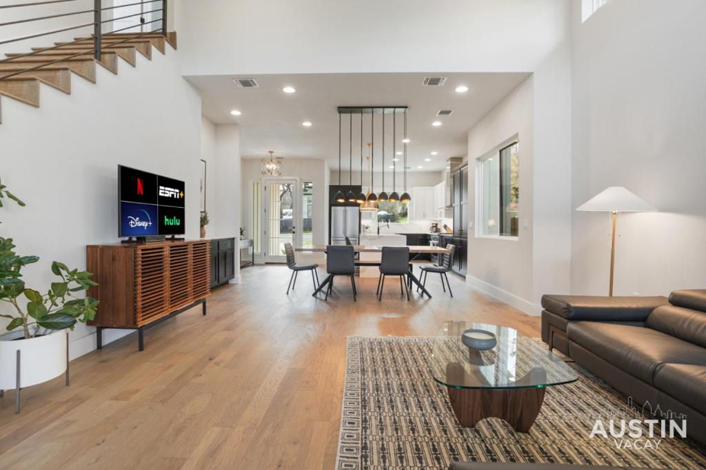 Luxurious Modernism with Private Hot Tub and Garage, Austin