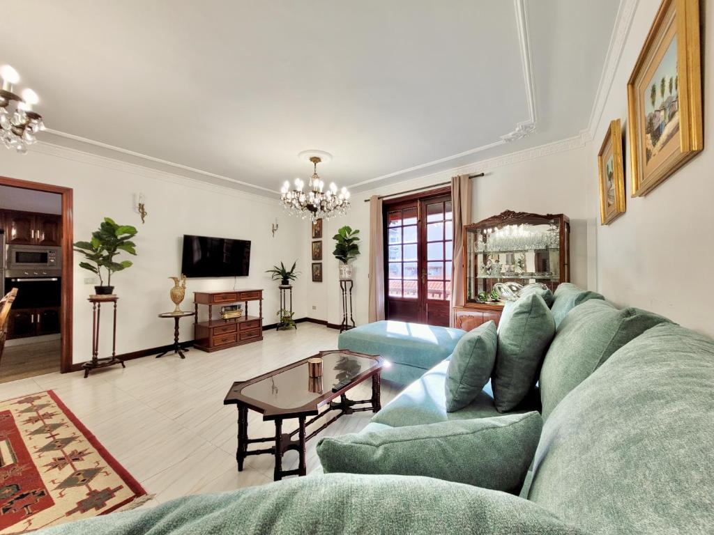 The Balcony House with FREE PARKING - 2