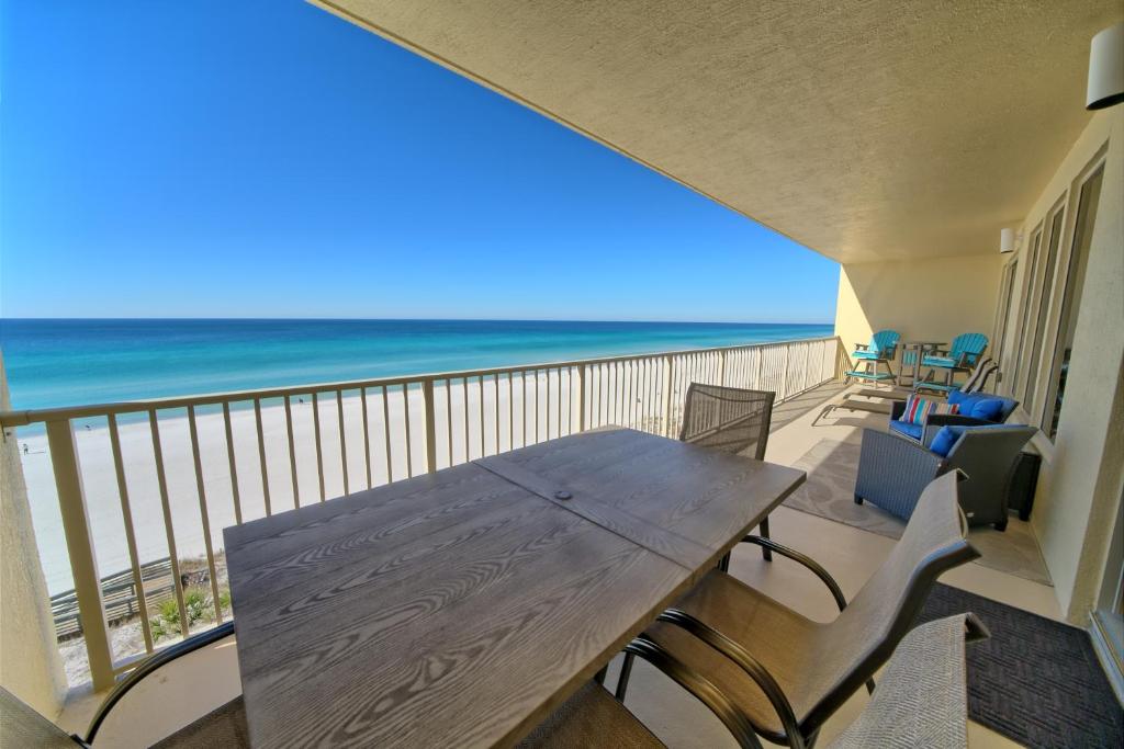 Oceanfront Paradise with Pool Access - 0606 condo, Panama City Beach