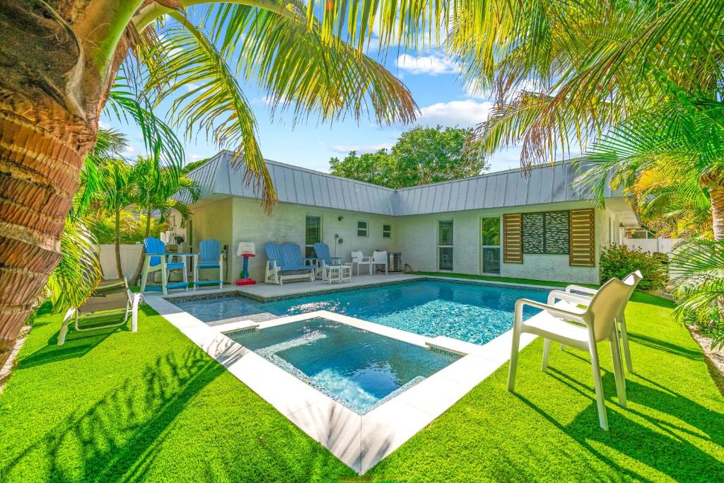 Gone Coastal, Holmes Beach