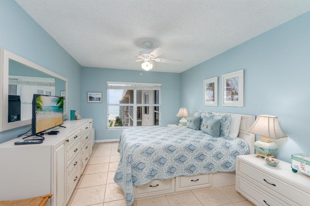 Fabulous Ocean and Pool Views From Balcony & Located on No-Drive Beach, New Smyrna Beach