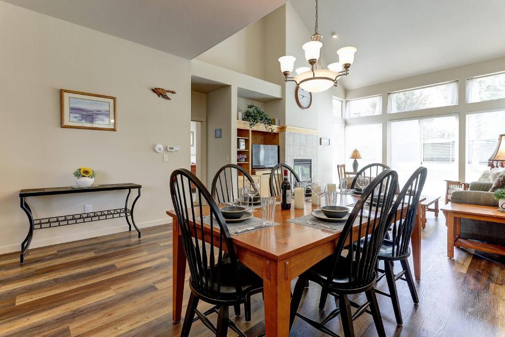 Village Loop, Redmond