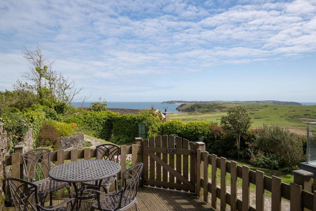 Caldey Island View - Sea Views and Log Burner, Penally