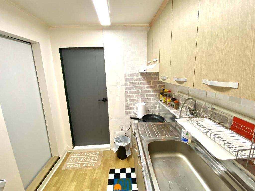 2 rooms-2mins to MRT,15mins to Hongdae