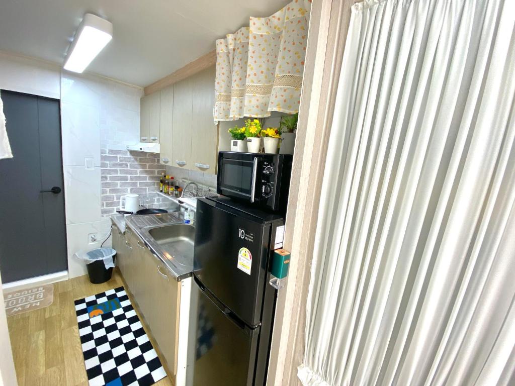 2 rooms-2mins to MRT,15mins to Hongdae