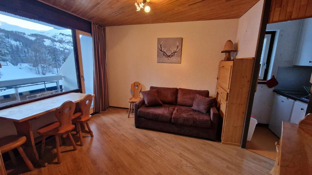 "Miramonte" appartement avec terrasse vue montagne et parking privatif sous-sol, à proximité immédiate des pistes, cœur de Vars les Claux, secteur point show avec commodités et piscine chauffée de plein air - 3