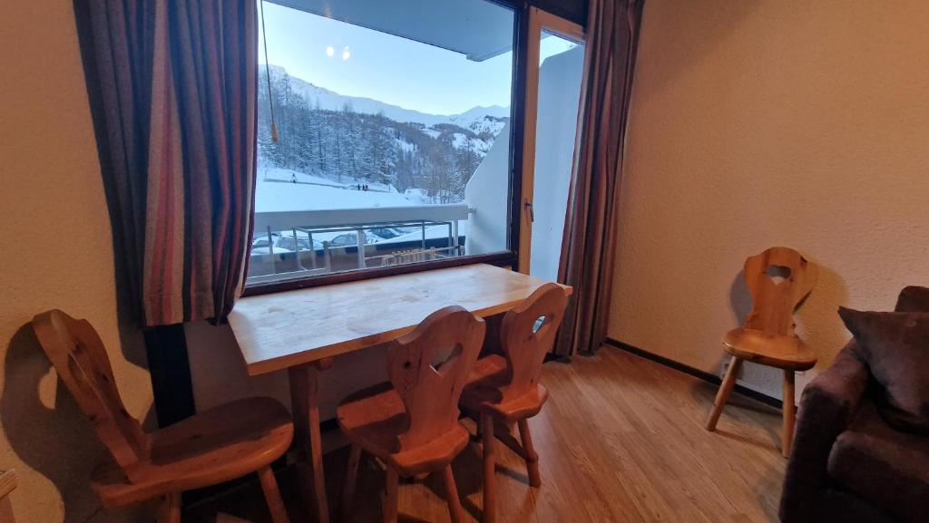 "Miramonte" appartement avec terrasse vue montagne et parking privatif sous-sol, à proximité immédiate des pistes, cœur de Vars les Claux, secteur point show avec commodités et piscine chauffée de plein air - 4