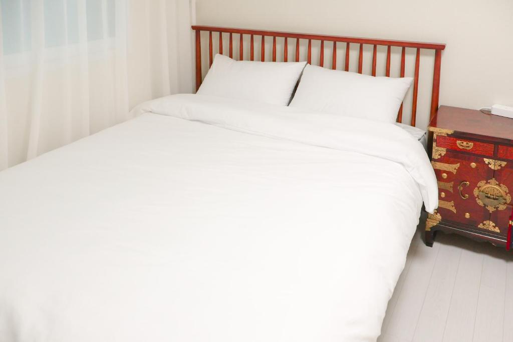 Stay Yeobaek,2BR,1BA &#8211; 2min to Hongdae, 5mins to Sangsu station