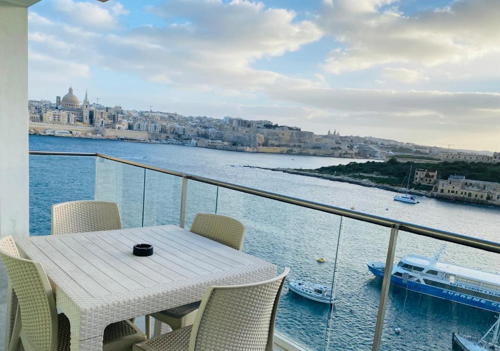 Sliema Seaview & seafront- APT 9, 49 Tigne Point Mansions, Sliema