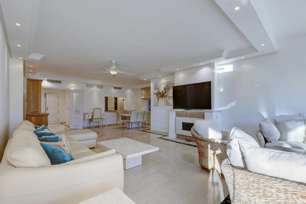 Large Ground Floor Apartment with Private Garden and Beach Access - 5