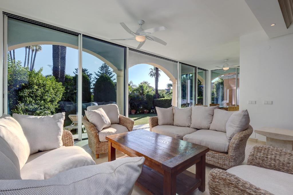 Large Ground Floor Apartment with Private Garden and Beach Access - 4