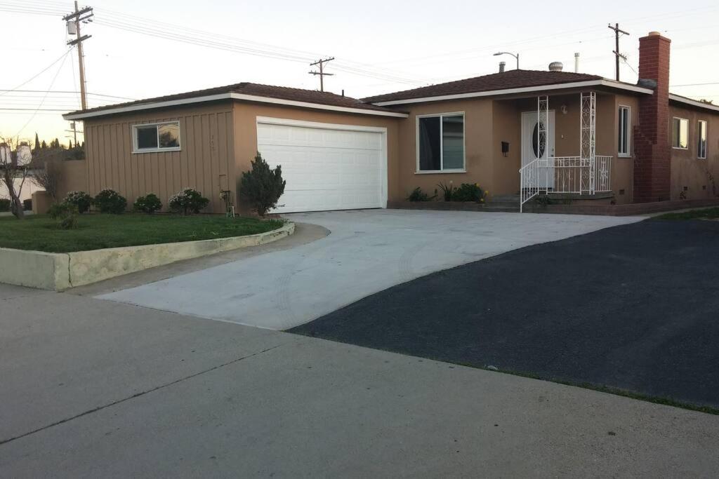 Family getaway 3 BR 2 Bath home in Lomita, CA., Los Angeles